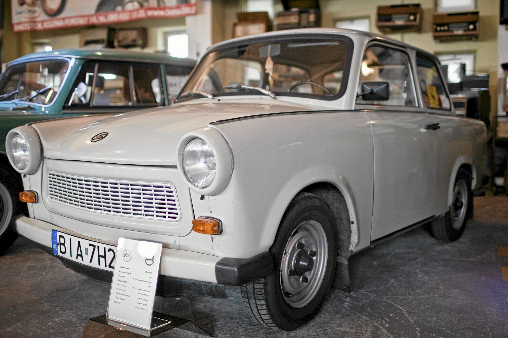 Dzięki temu, że trabant był tani, stał się bardzo popularny. W latach 1960-1990 z taśm produkcyjnych zjechało około trzech milionów egzemplarzy trabanta, a sama marka szybko stała się kultową.
