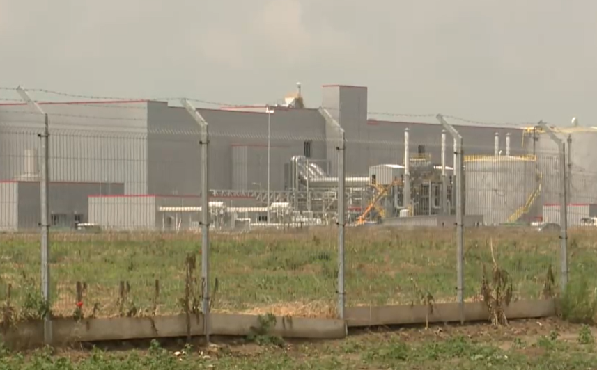 „Félnek, persze, hogy félnek” – Sorra mondanak fel az iváncsai akkumulátorgyár dolgozói – videó