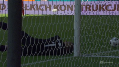 Zagłębie - Górnik Z. (0:2): Loska pewnie broni strzał Monety zza pola karnego. Czujna interwencja