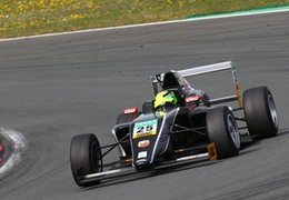 Młody Schumacher już wygrywa