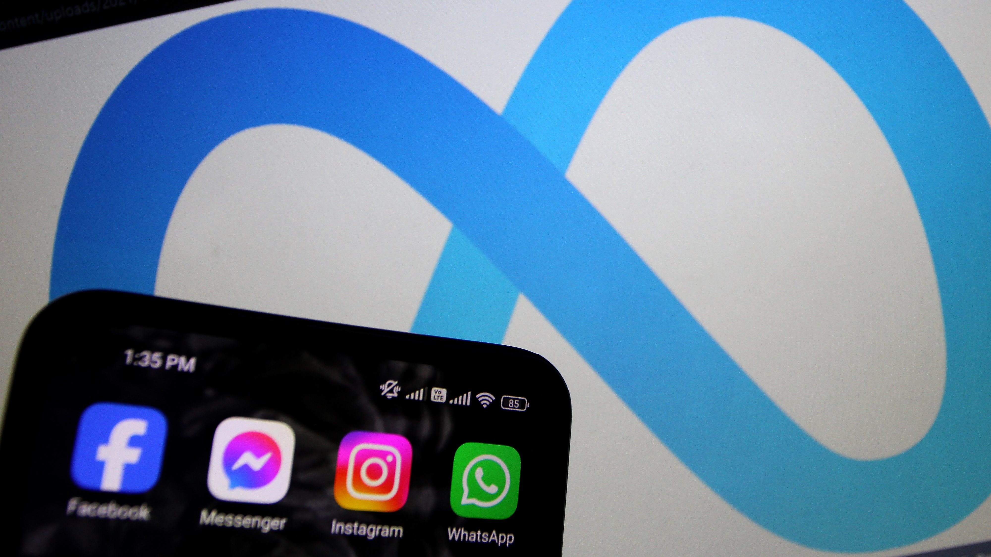Hatalmas változás jön a Facebookon és az Instagramon, ez mindenkit érint