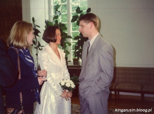 W 1994 roku młodziutka Kinga Rusin poślubiła dziennikarza Tomasza Lisa. Zaraz po ślubie małżonkowie wyjechali do Stanów Zjednoczonych
