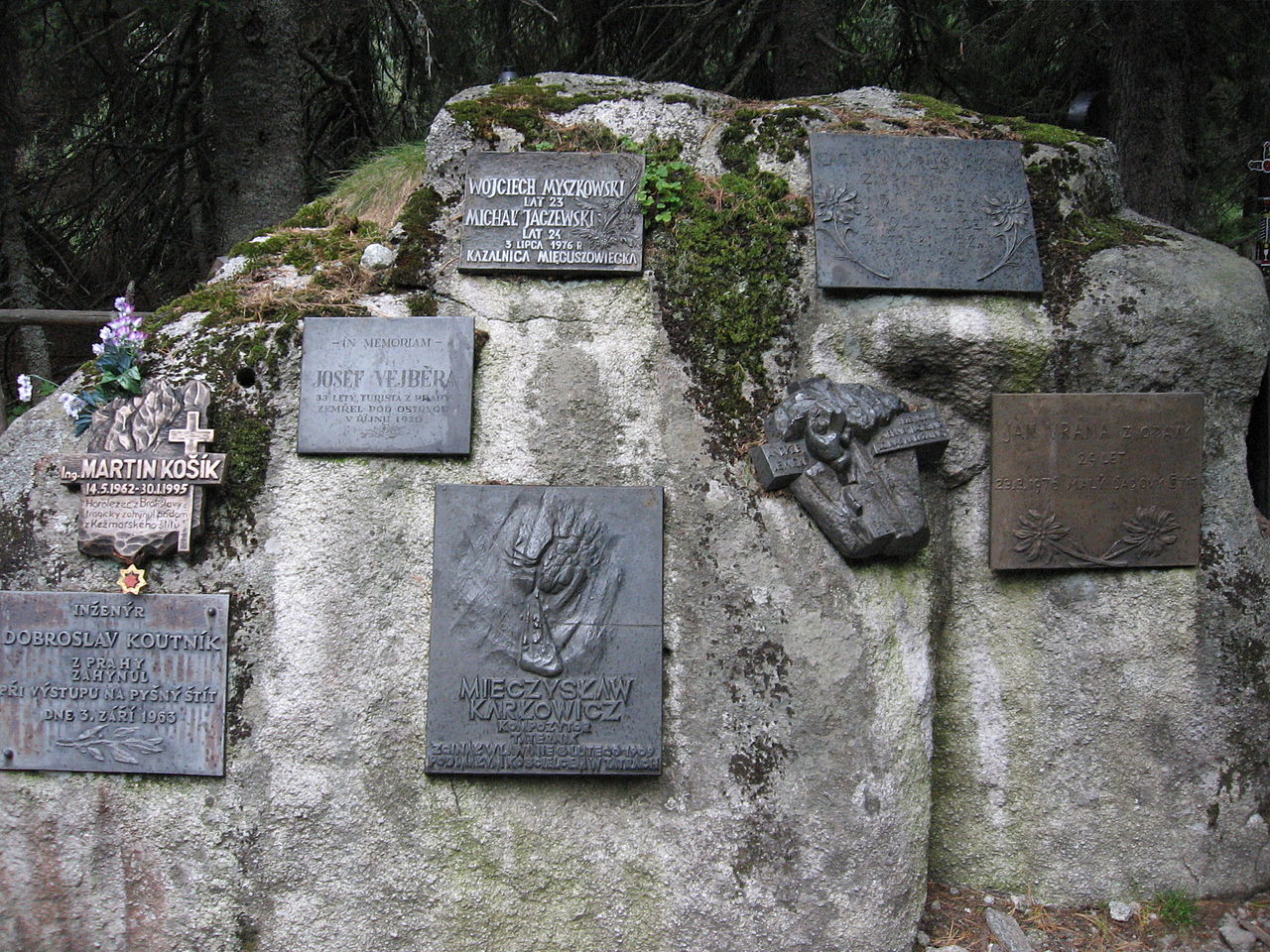 Tatrzański Cmentarz Symboliczny usytuowany jest w słowackiej części gór pod skalnym masywem Osterwy na wysokości 1523 m n.p.m. u wylotu Doliny Złomisk. Wśród około 300 tablic z ponad czterystoma nazwiskami, jest blisko 40 upamiętniających Polaków m.in. Mieczysława Karłowicza, Klemensa Bachledę, Jana Długosza oraz ratowników TOPR, którzy polegli w akcjach ratowniczych. Są także tablice z wizerunkami tych, którzy na zawsze pozostali w Himalajach - Wandy Rutkiewicz i Jerzego Kukuczki. Cmentarz powstał z inicjatywy czeskiego malarza, taternika i narciarza Otokara Stafla. Został otwarty w 1940 r.