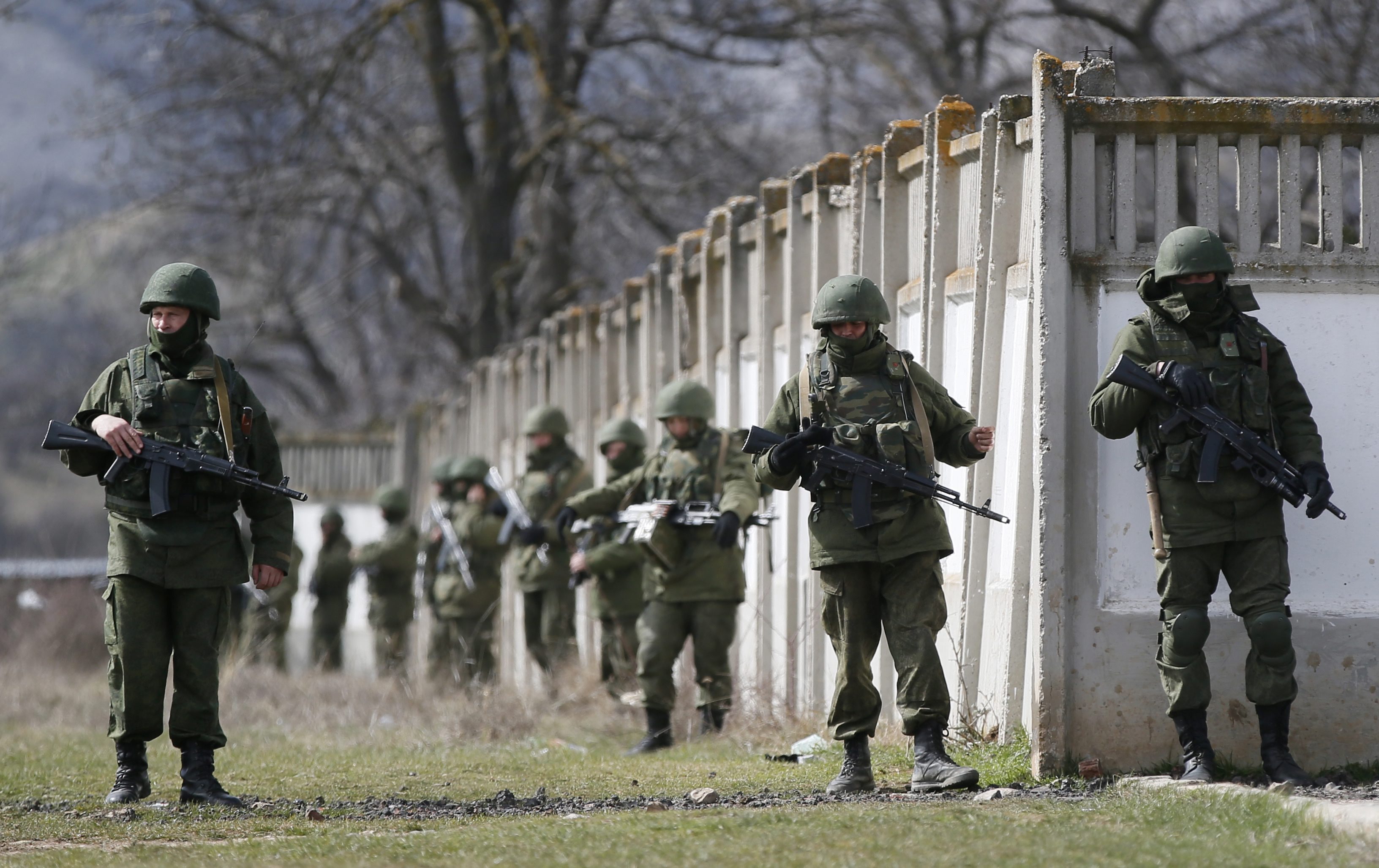 Pojawiła się też informacja, że wszyscy wojskowi musieli oddać broń poza tymi, którzy patrolują terytorium bazy. Ukraińscy żołnierze skarżą się, że nie mają dokładnych instrukcji, jak działać w konkretnych przypadkach. Takie głosy słychać było już wcześniej, dziś rozkazów domaga się piechota morska z Teodozji. Jednocześnie przygotowują oni apel do kierownictwa Ukrainy z prośbą o to, aby przeprowadzono rozmowy i wyprowadzono batalion z terytorium półwyspu, a ewentualną dalszą służbę poza Krymem żołnierze mogli pełnić w dotychczasowym składzie.