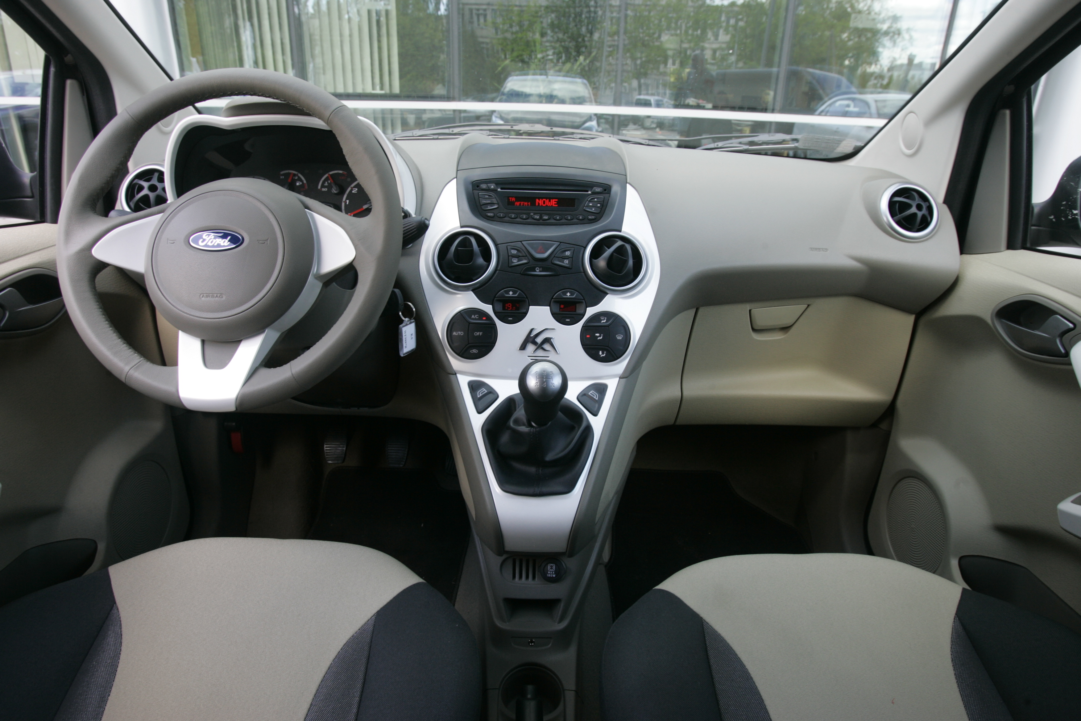 Najtańszy ford ka to model z 2014 roku produkcji. Auto kosztuje od 25 650 złotych (dacia logan - od 29 900 zł; chevrolet spark - od 25 990 zł). Samochód można wyposażyć dodatkowo w klimatyzację oraz radioodtwarzacz płyt CD i plików MP3 - za 2500 zł.