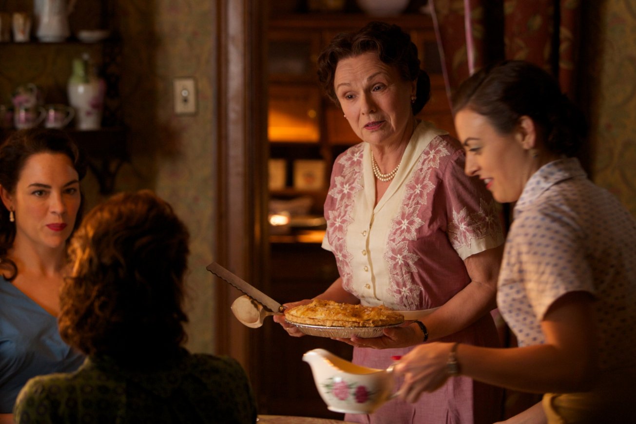 Julie Walters i Nora-Jane Noone w filmie