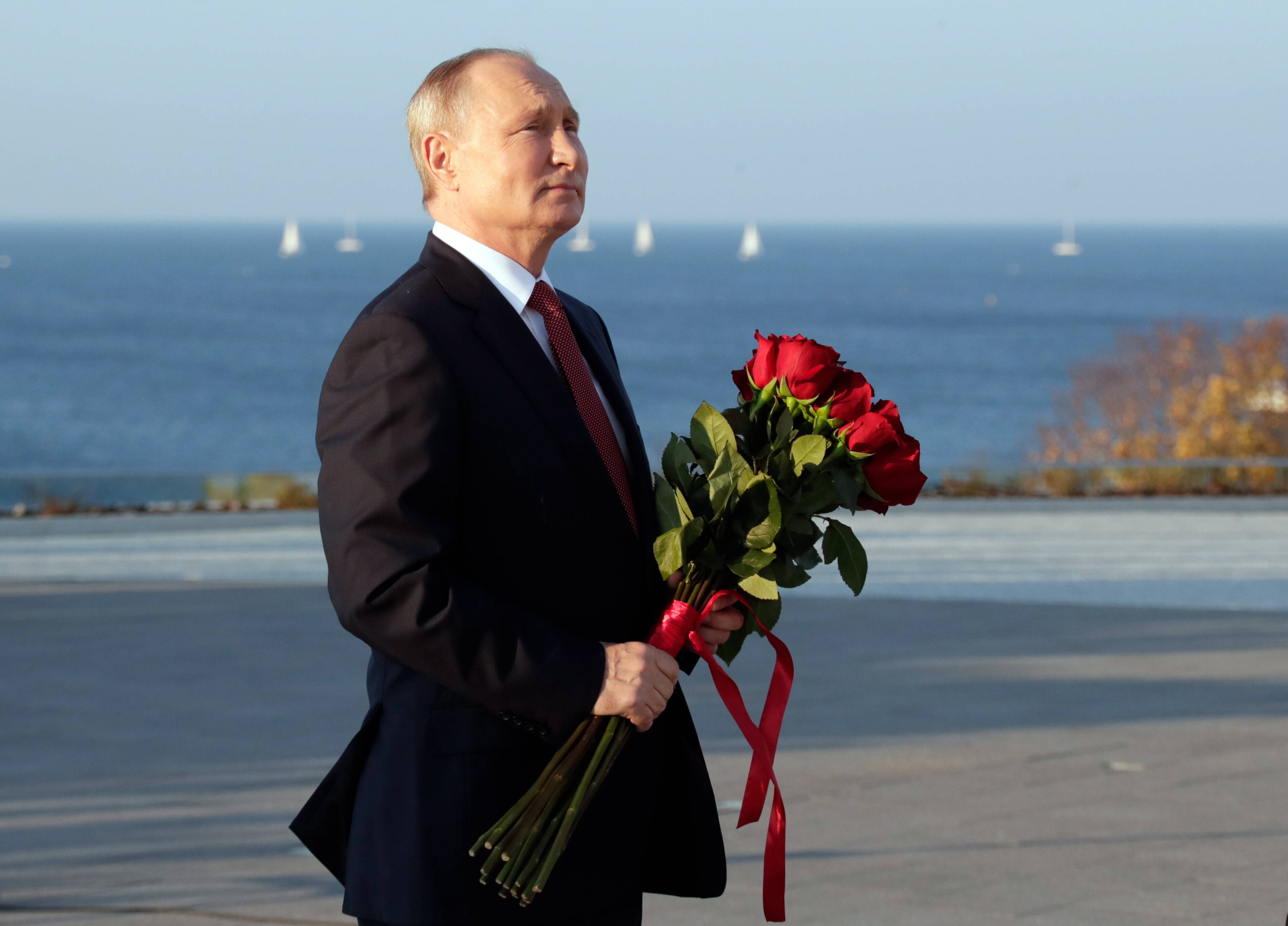 Prezydent Rosji Władimir Putin bierze udział w ceremonii składania kwiatów pod pomnikiem rosyjskiej wojny domowej w Sewastopolu, Krym, 4 listopada 2021 r.