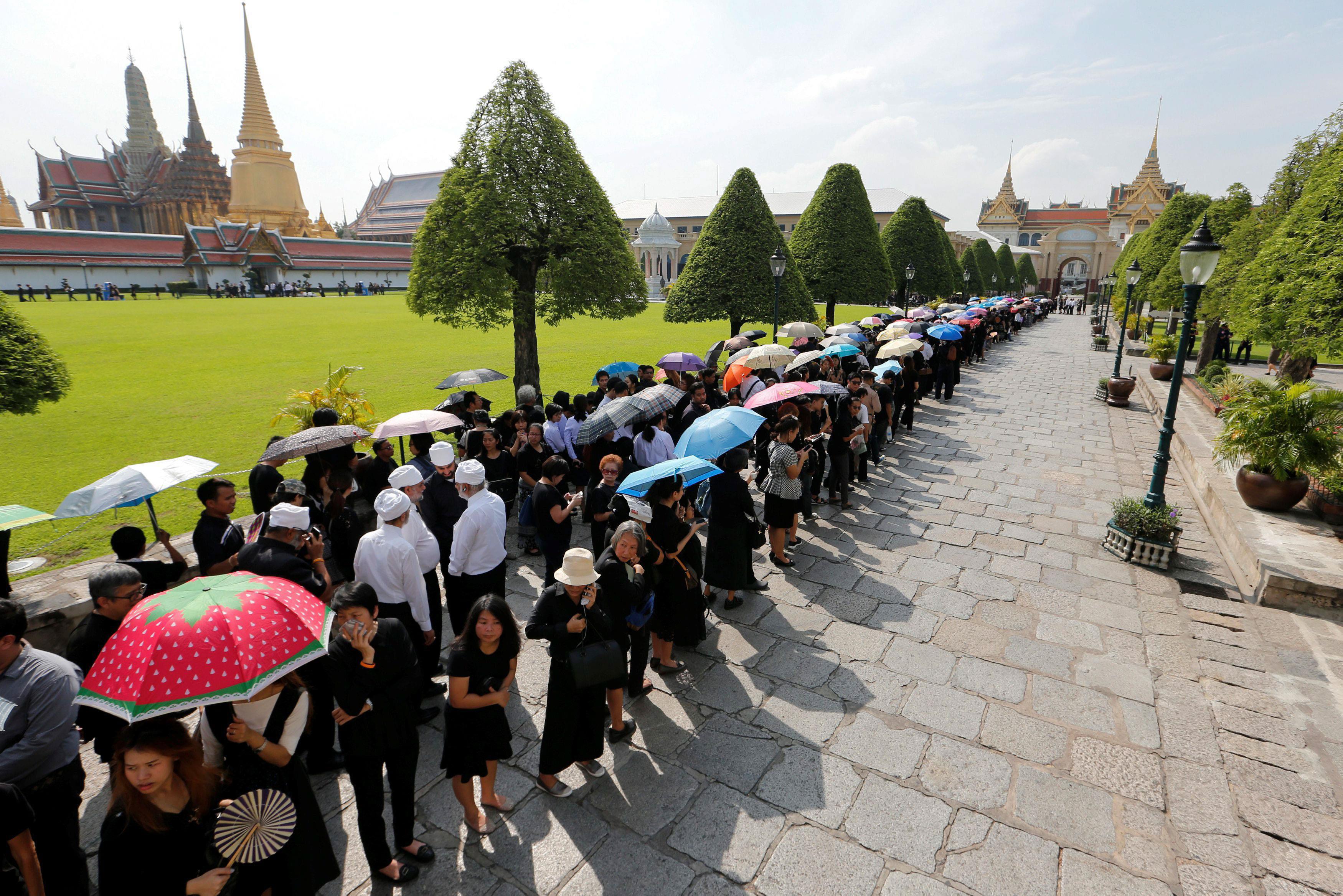 Mourners line up to enter Grand Palace to pay respect to Thailand's late King Bhumibol Adulyadej in 