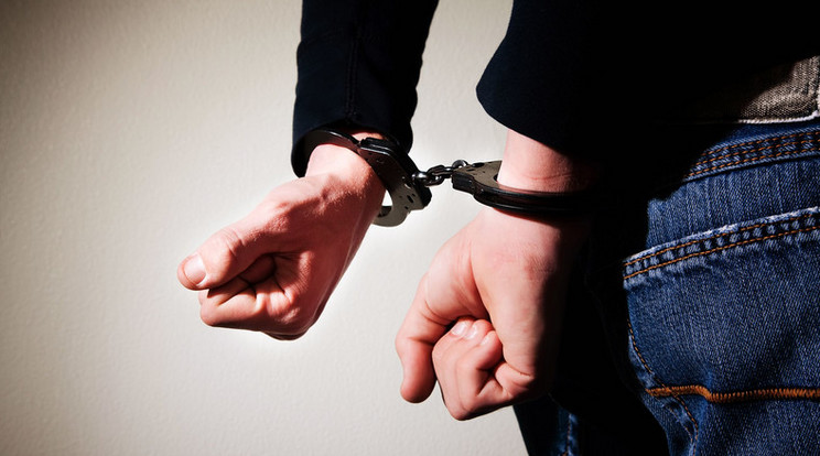 Álmában próbálta megölni a férjét egy szombathelyi nő, de a gyerek benyitott