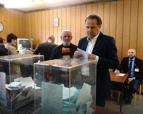 Rasim Ljajić tokom glasanja u nedelju