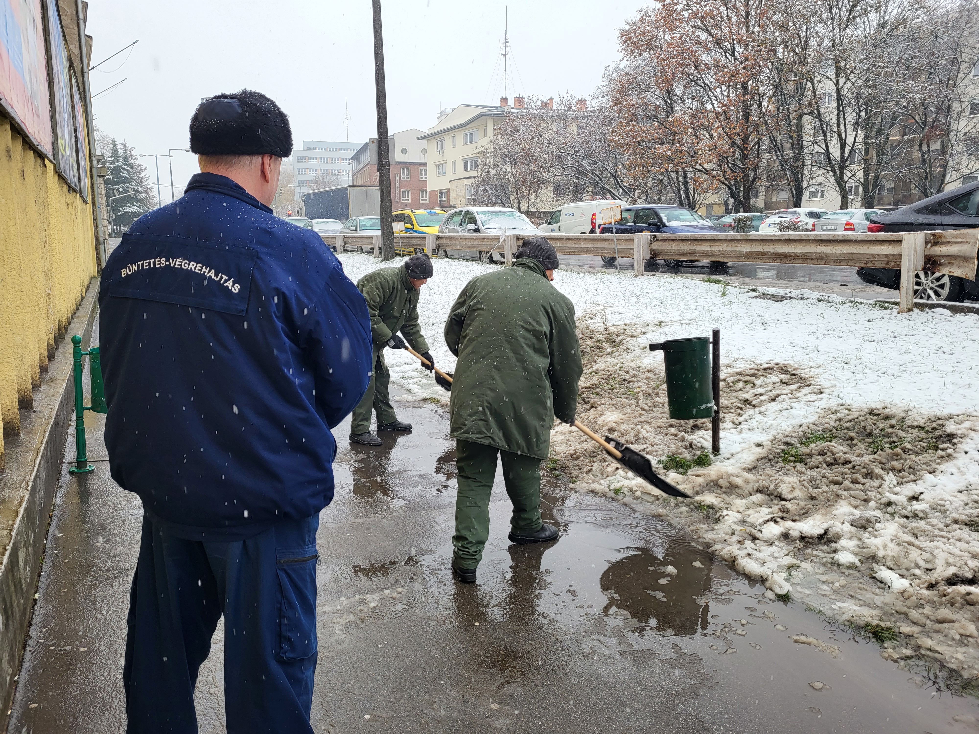 Országszerte fogvatartottak segítenek a havas utcák megtisztításában