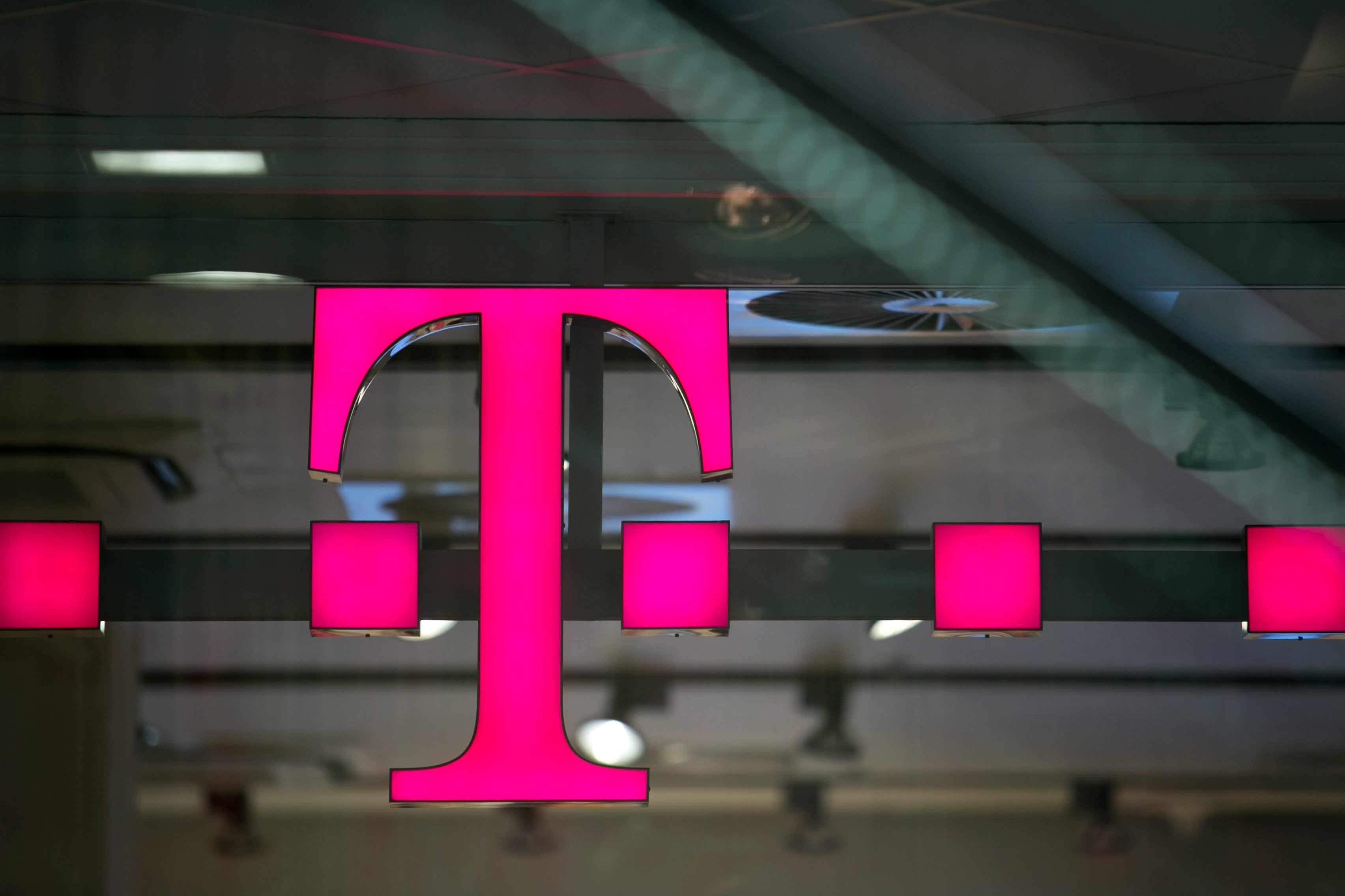 Karácsonyi ajándékkal kedveskedik ügyfeleinek a Telekom! - Blikk