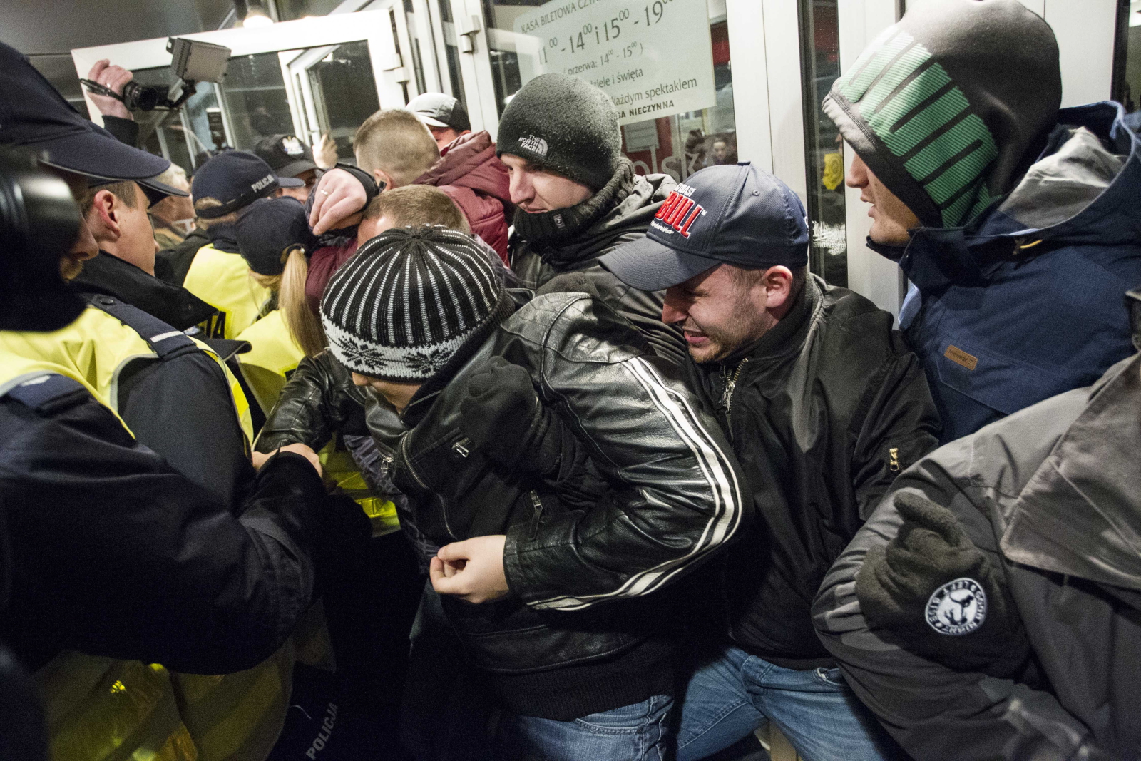 Spektakl wzbudza kontrowersje, bo na scenie wystąpili aktorzy filmów pornograficznych. <BR><BR> Kamil Rynkiewicz z dolnośląskiej policji poinformował, że po protestach przed teatrem 12 osób będzie odpowiadać za nielegalne blokowanie wejścia do budynku i nielegalne zgromadzenie. <BR><BR> Ostatecznie premiera się odbyła. Dyrektor teatru zaapelował do ministra kultury o podanie się do dymisji. Piotr Gliński żądał zniesienia kontrowersyjnej sztuki z afisza.
