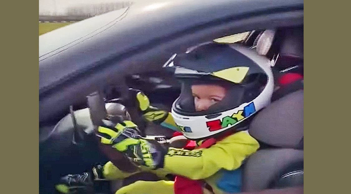 Ez a 3 éves kissrác 1000 lóerős Ferrarival csapatja! - videó