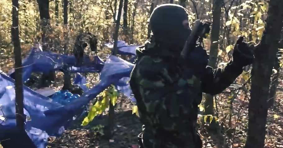 Videón mutatja be a kormány a lövöldöző, birkavérrel házakat gyalázó migránsokat, akik terrorizálják a magyarlakta szerbiai falvakat