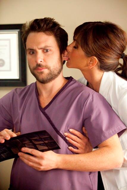 Jennifer Aniston i Charlie Day w filmie
