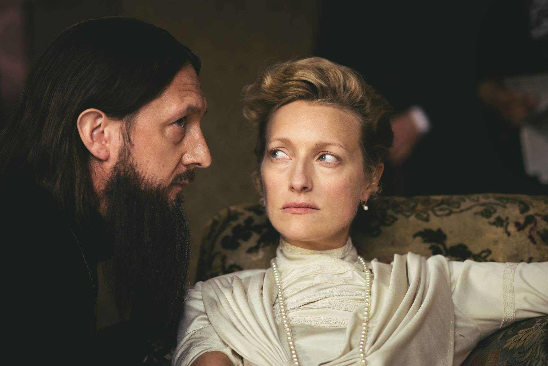 Opowieść napędzają dramatyczne sceny konfliktów i wątpliwości, rozpaczy i namiętności sugestywnie odmalowywane przez odtwórców głównych ról – Susannę Herbert jako carycę Aleksandrę, Roberta Jacka w roli cara Mikołaja i Bena Cartwrighta – owianego złą sławą Rasputina.