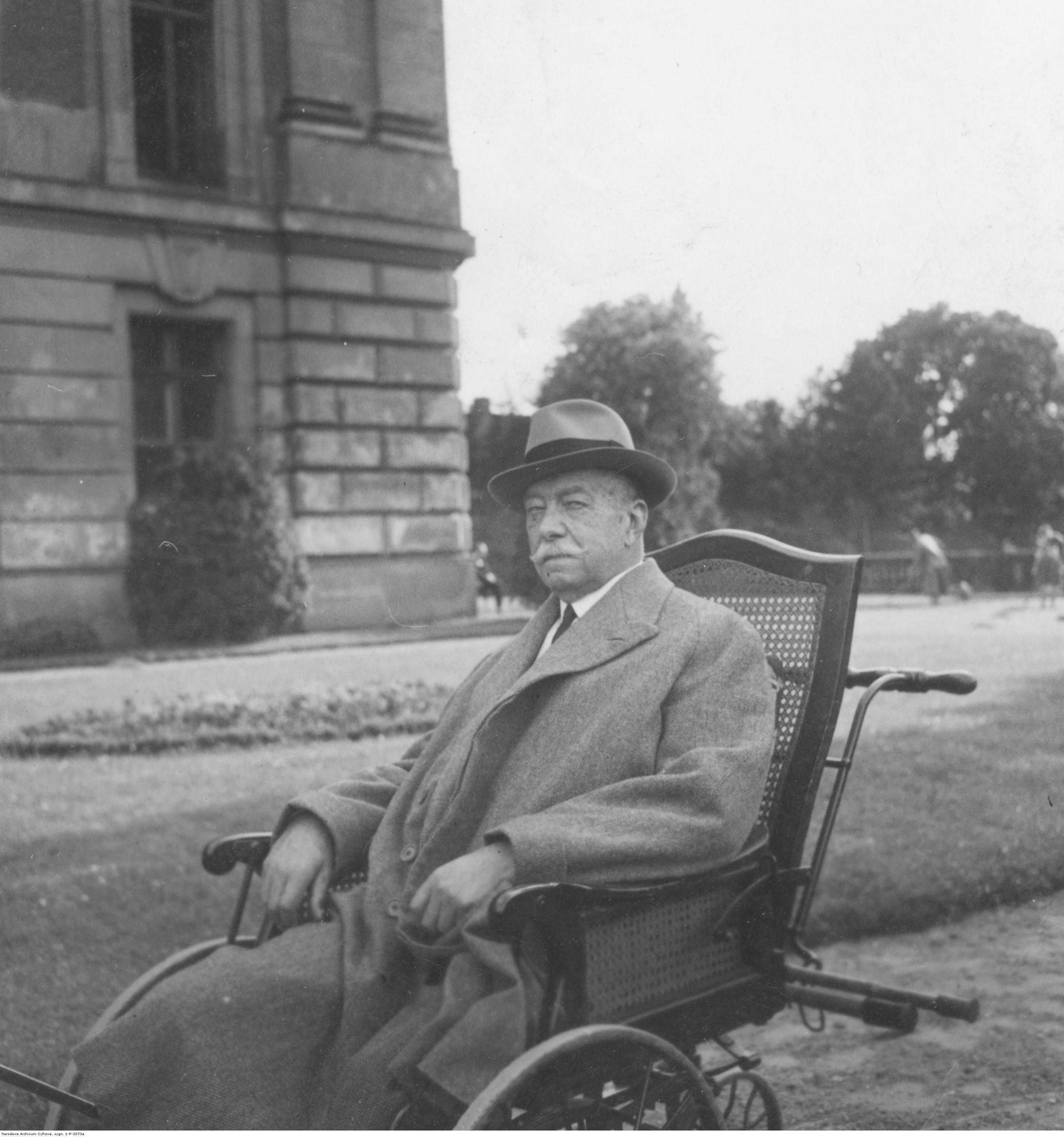 Jan Henryk XV von Hochberg, książę pszczyński przed pałacem, lata 1935-1937
