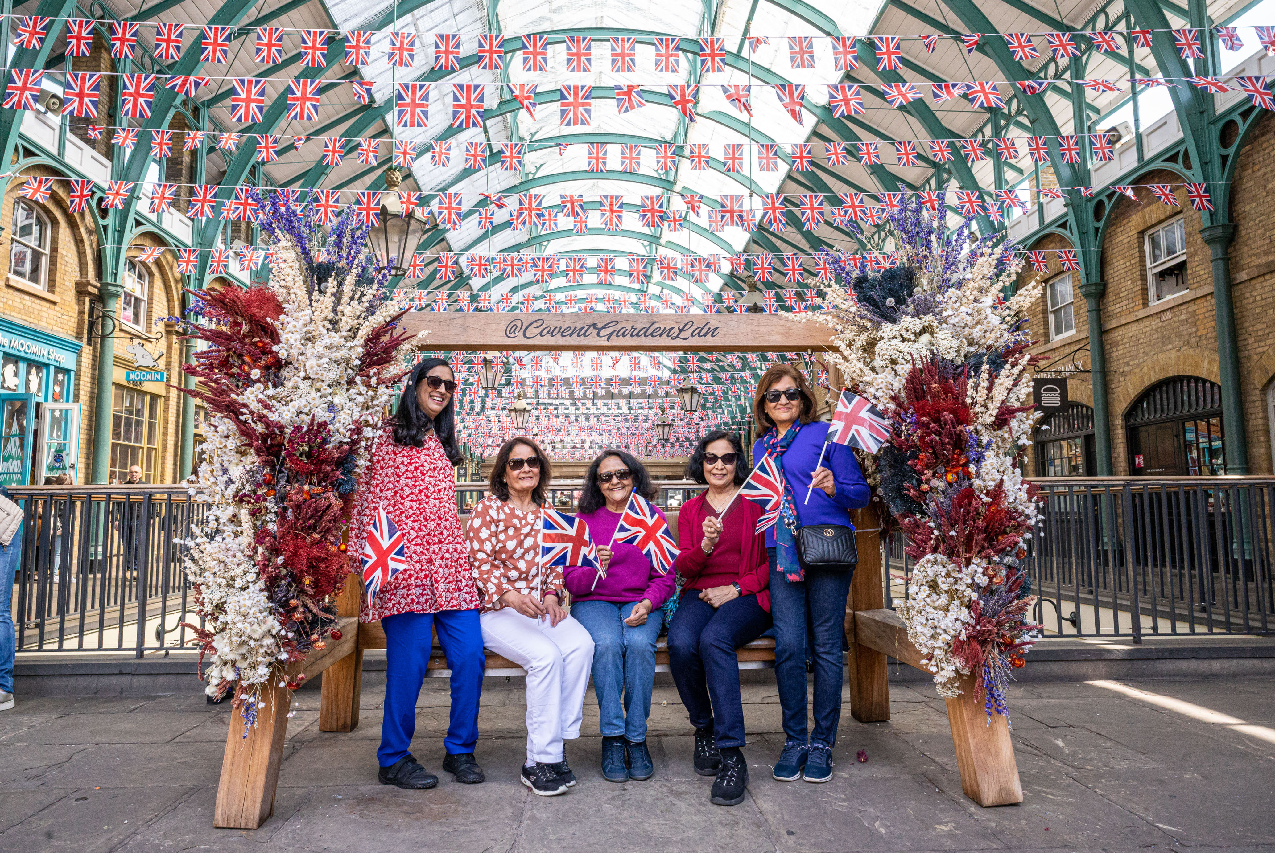 Hidegen hagyja az angolokat III. Károly? A britek jobban lelkesednek a hosszú hétvégéért, mint a koronázásért