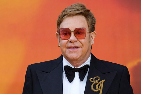Óriásit esett Elton John: kórházban a legenda!