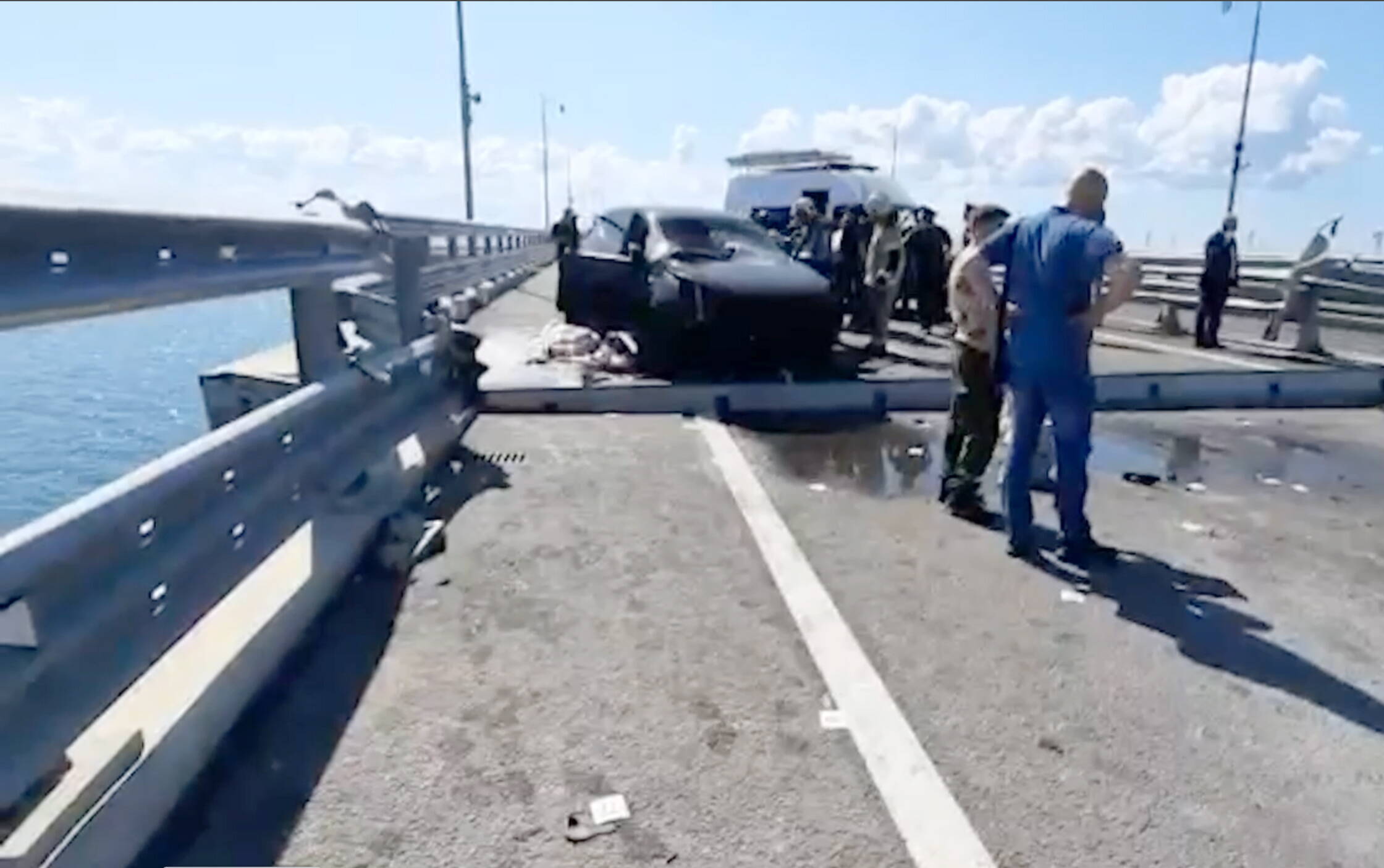 Rosyjskie służby na moście Krymskim po ataku ukraińskich bezzałogowców