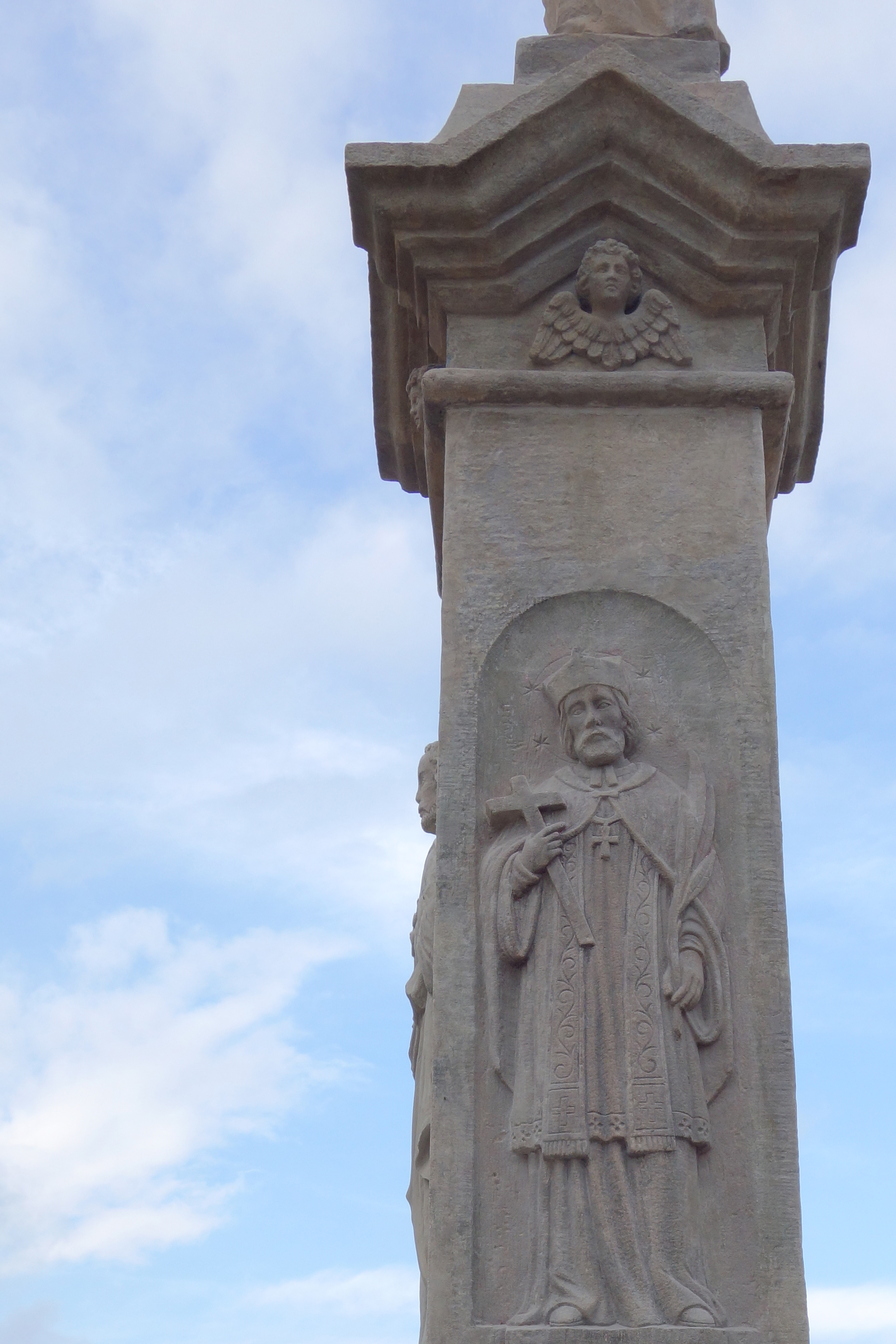 Głębowice - kapliczka z figurą św. Jana Nepomucena już po konserwacji