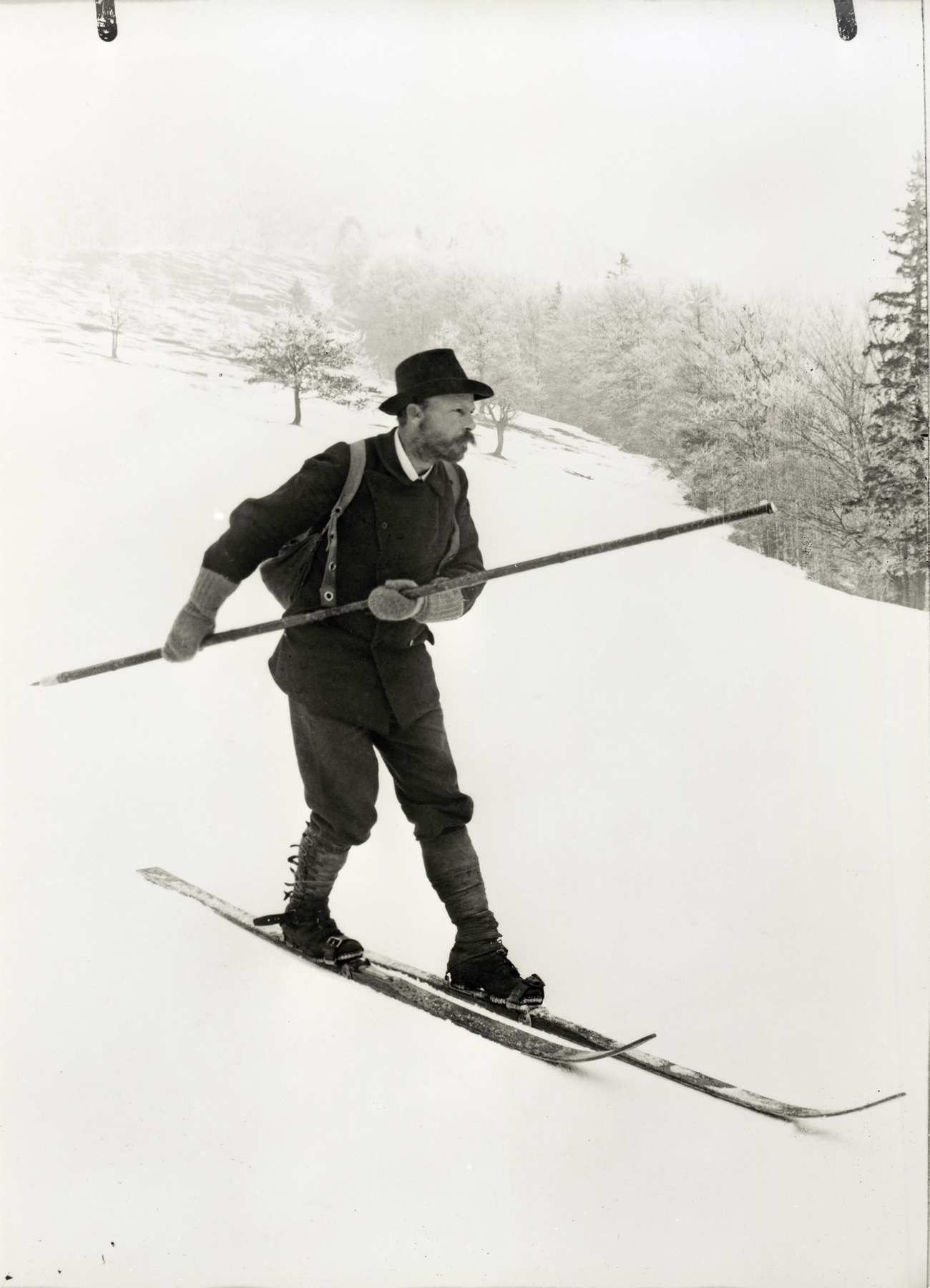 Ojcem narciarstwa alpejskiego okrzyknięty zostaje mieszkaniec Austrii (urodzony w Austro- -Węgrzech na terenie Moraw) słynny Mathias Zdarsky