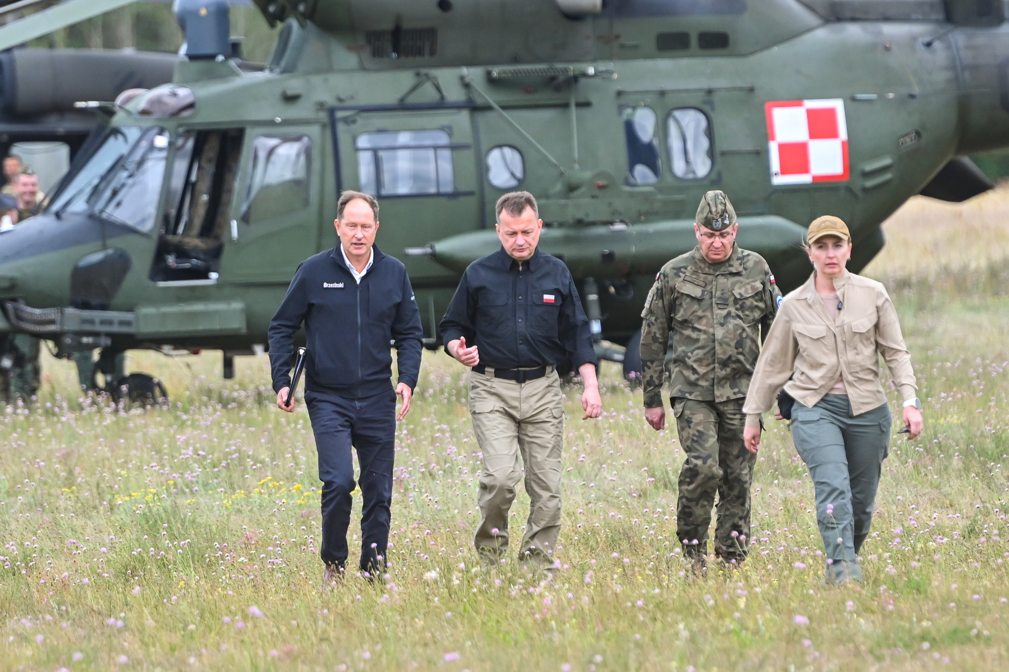 21 lipca 2023 r. Minister obrony narodowej Mariusz Błaszczak i ambasador USA w Polsce Mark Brzezinski w czasie amerykańsko-polskiego szkolenia lotniczego na poligonie w Nadarzycach