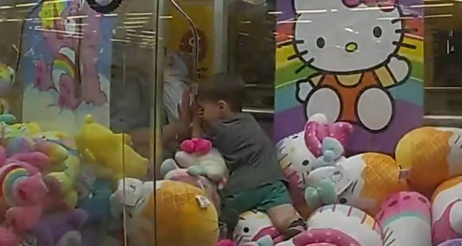 Rendőrök mentettek ki egy kisfiút a játékgép csapdájából