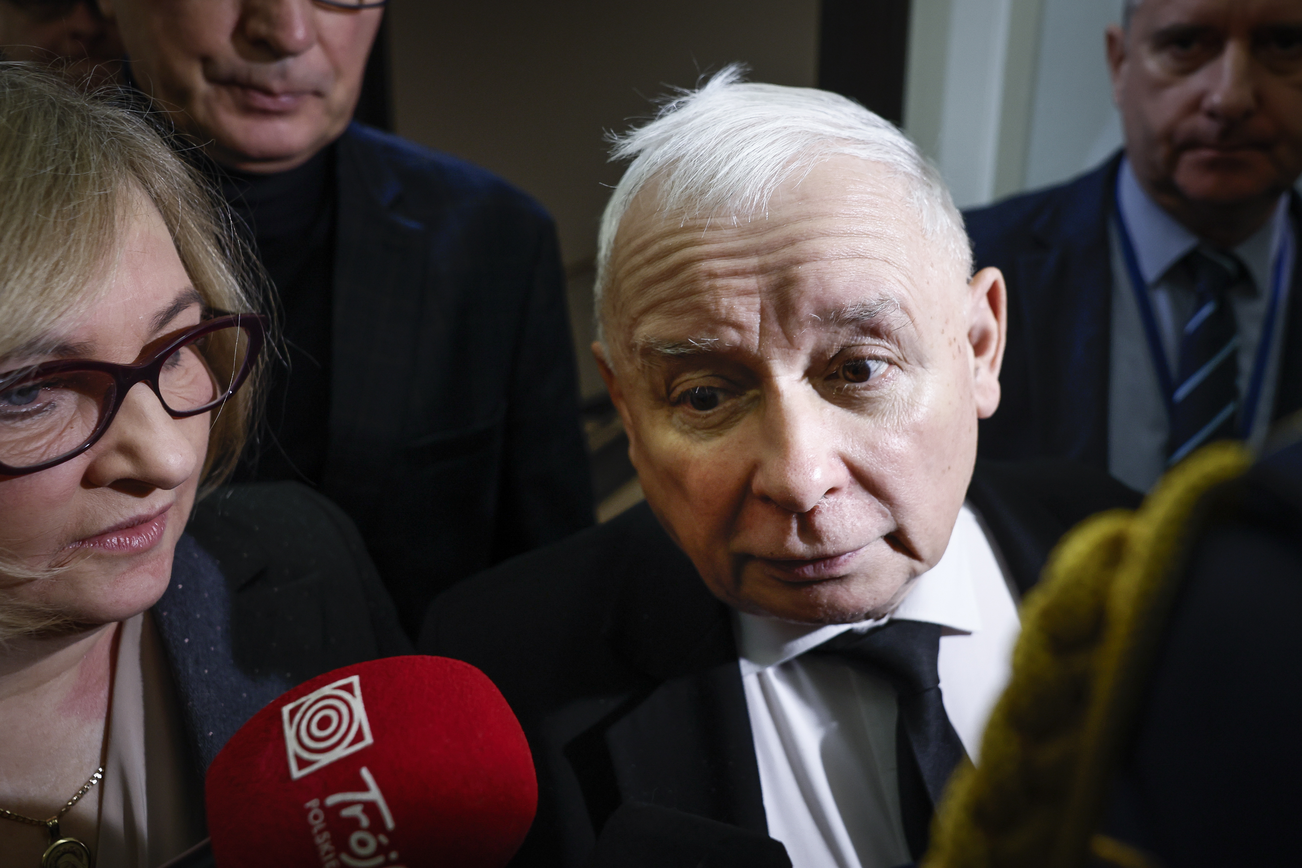 Prezes PiS Jarosław Kaczyński odpowiada w Sejmie na pytania dziennikarzy