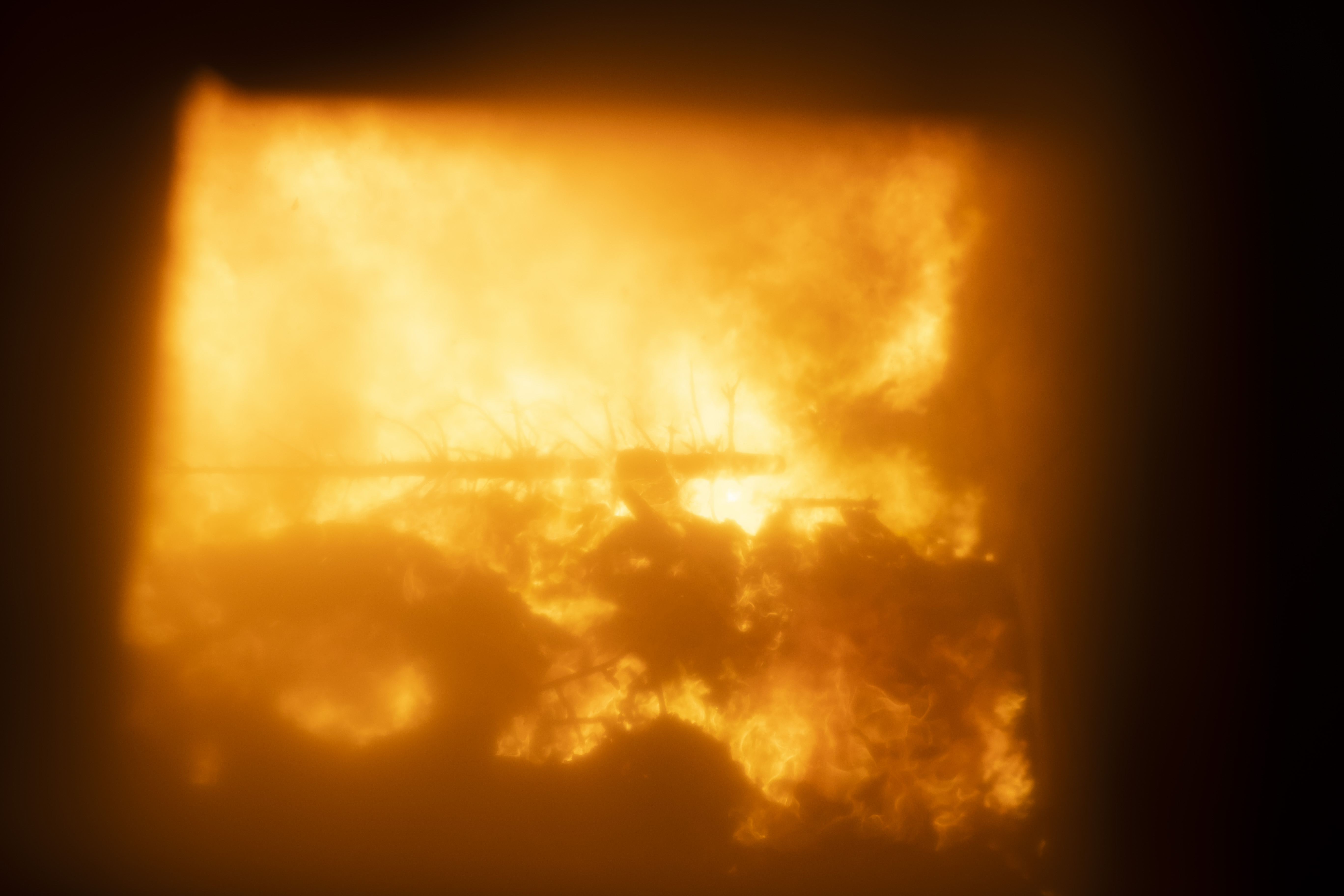 Tragédia: két ember halálra égett egy kigyulladt faházban Tatabányán