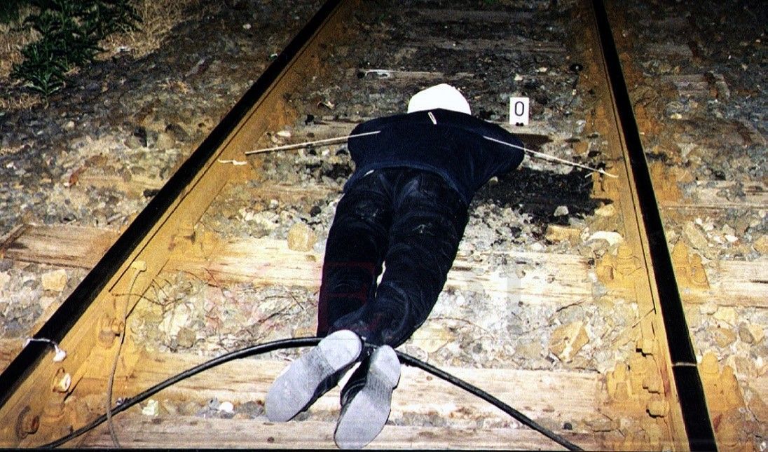 „A szemükbe akarok nézni a fiam gyilkosainak” – 23 éve hányás miatt verhették halálra a sínekre fektetett Jánost a kidobók