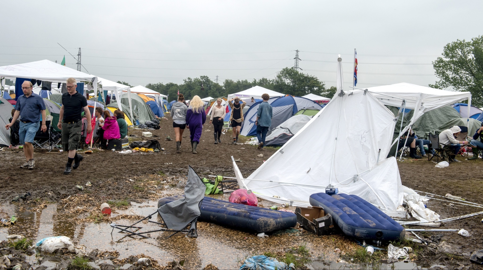 Kolejne podobieństwo – błoto na polach namiotowych