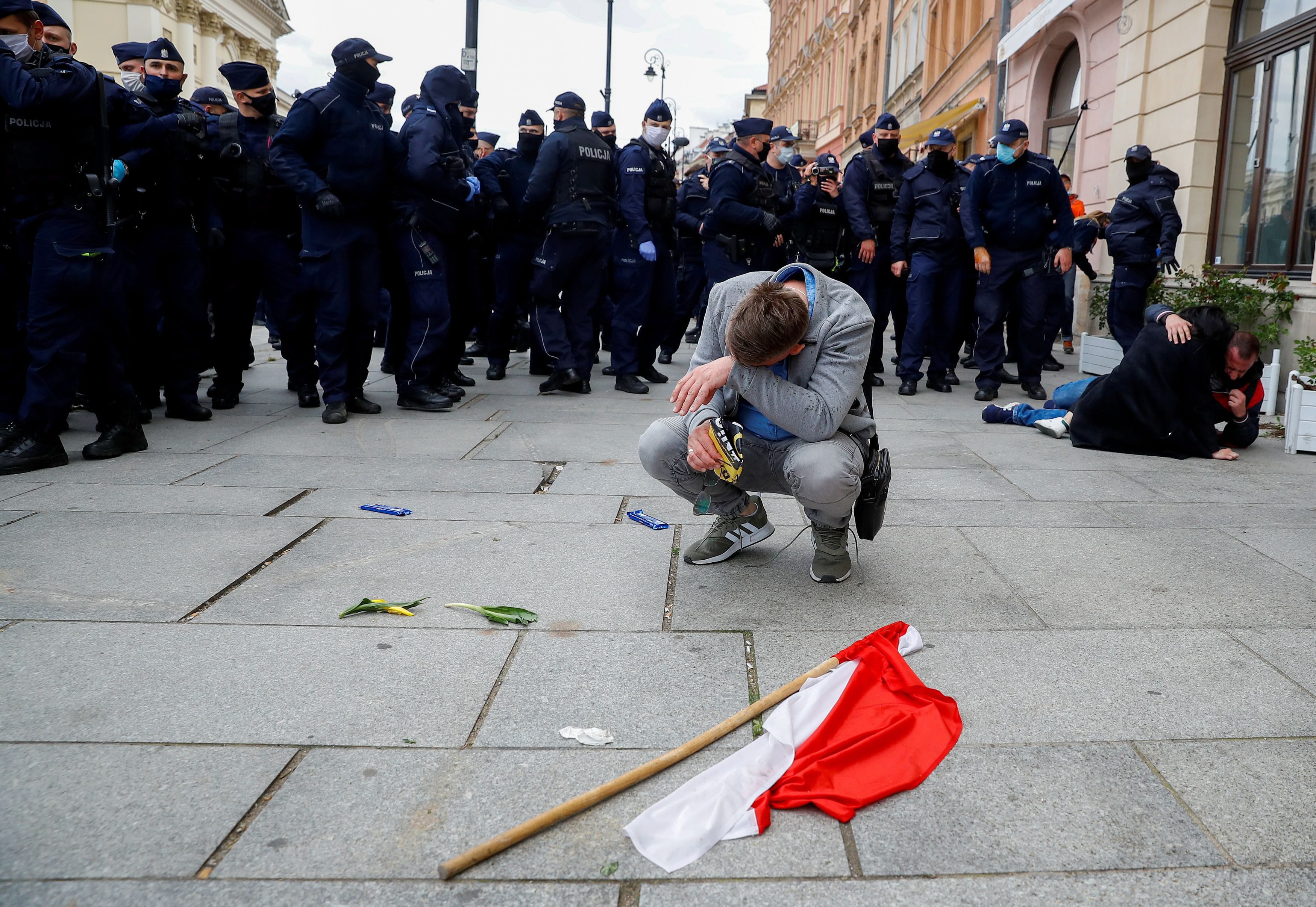 Manifestanci zaatakowani gazem łzawiącym podczas protestu antyrządowego w Warszawie, 16 maja 2020 r.
