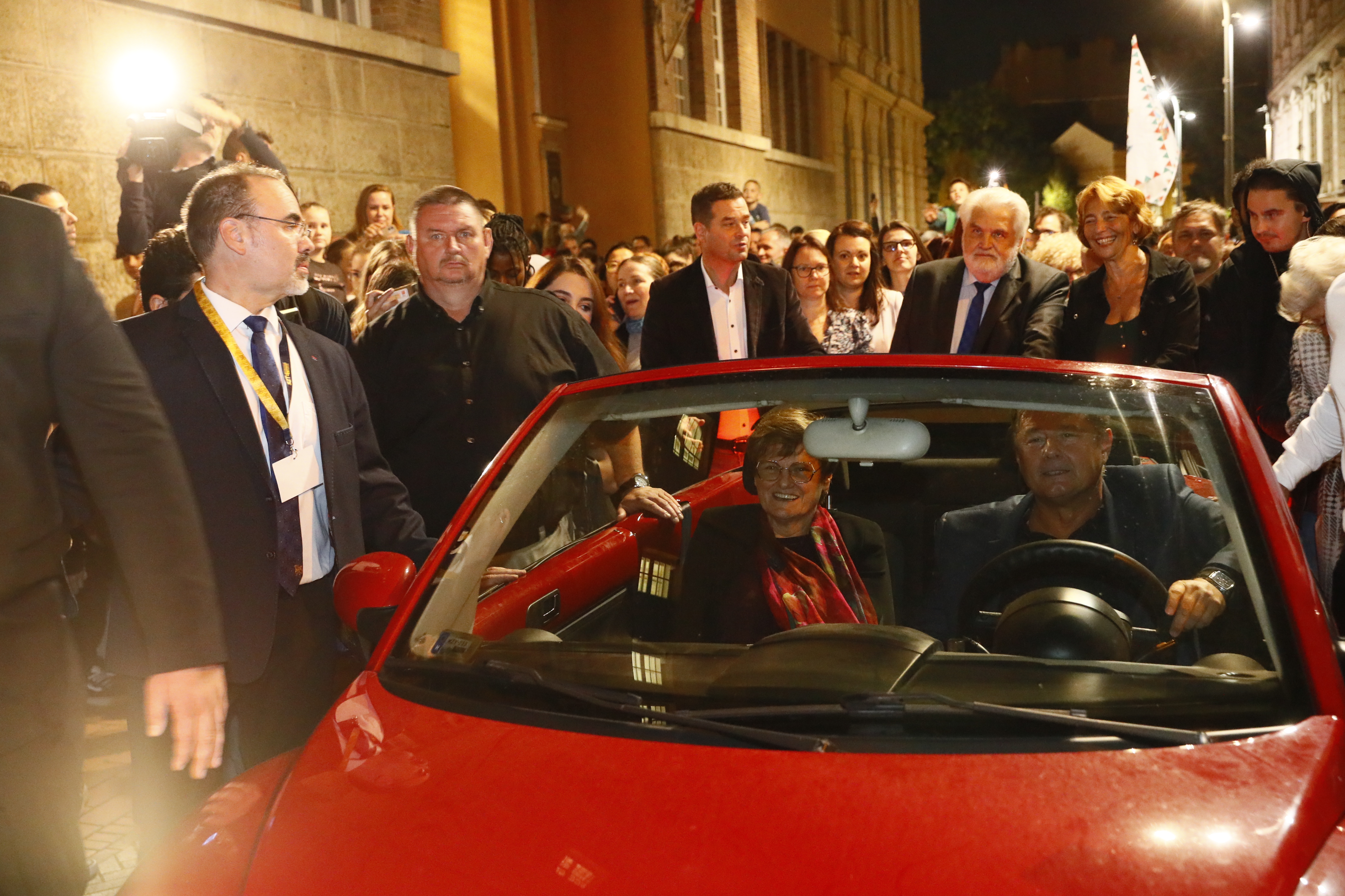 Alig tudta elhagyni a helyszínt az őt ünneplő tömegtől Karikó Katalin Szegeden: zsúfolásig megtelt a Dóm tér – fotók, videó