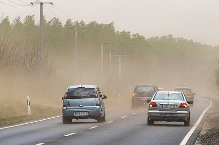 Fedezékbe: szélvihar csaphat le Magyarországon, kiadták a veszélyjelzést