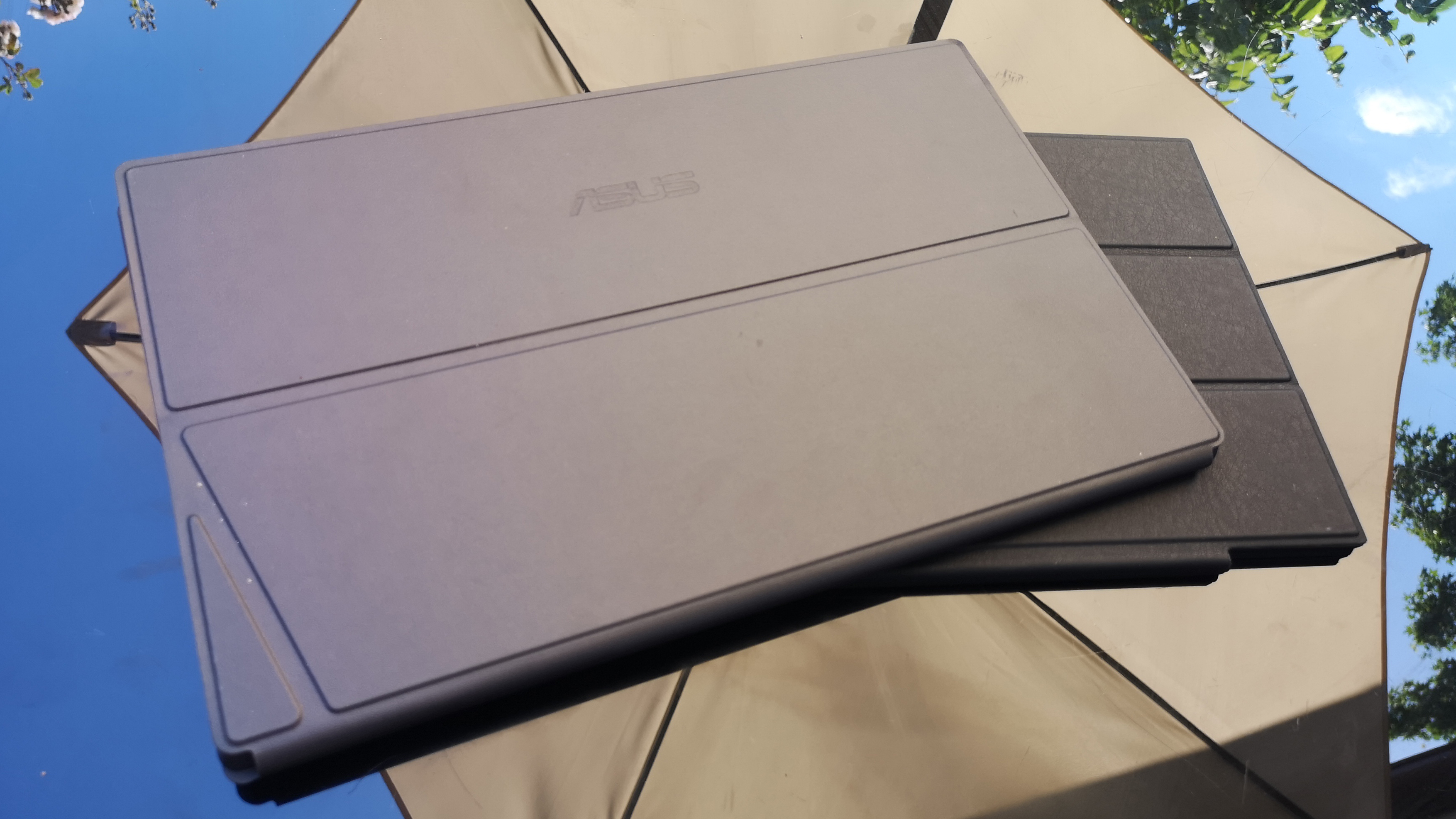 Zusammengeklappt passen die mobilen Displays bequem in Rucksack oder Notebook-Tasche.