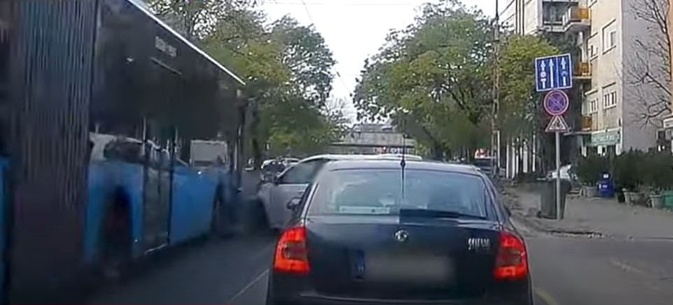 Már megint: BKV-busz trafált telibe egy figyelmetlen autóst Budapesten – videó