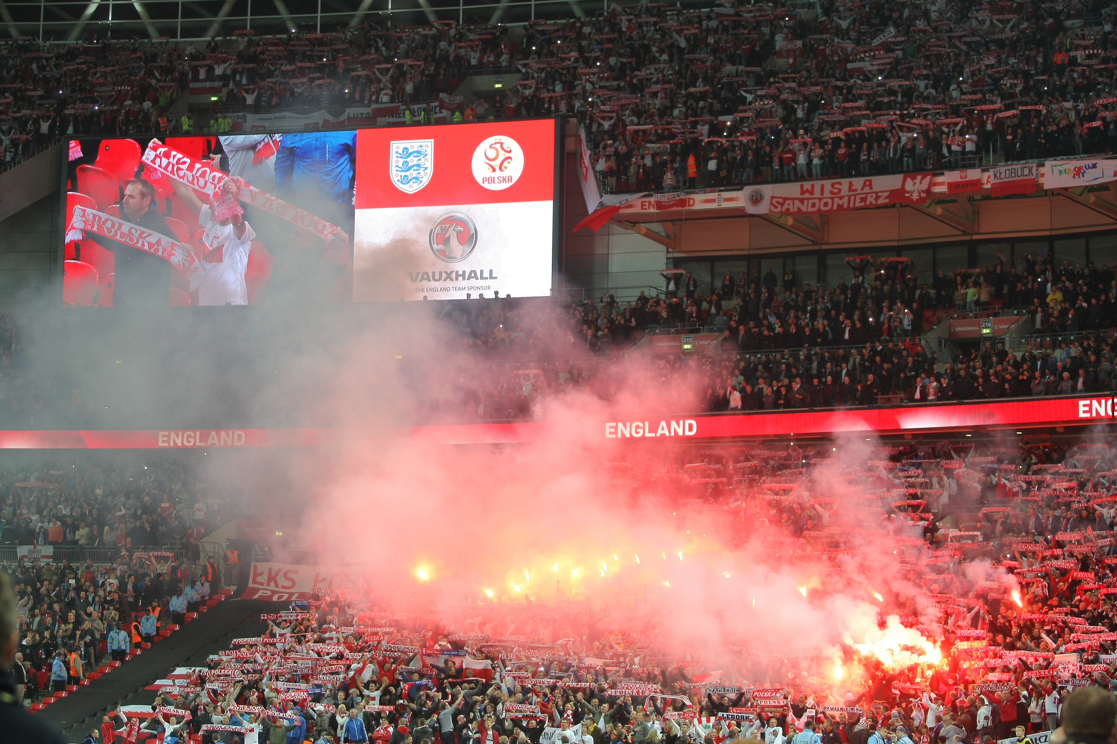 Race, gwizdy i wtargnięcie na murawę. Tak Polacy kibicowali na Wembley
