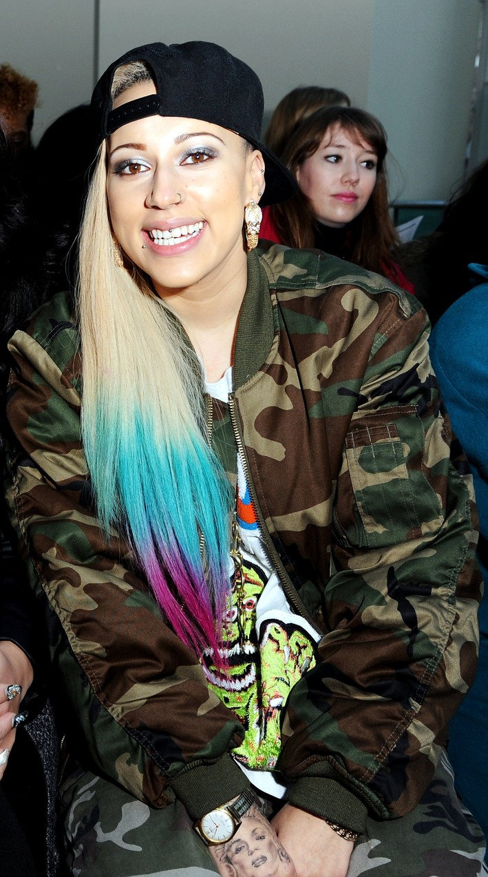 Courtney Rumbold postawiła na fryzurę. Włosy w kolorach tęczy naprawdę robią wrażenie! - Getty Images/Flash Press Media