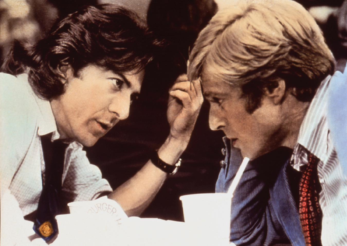 Oparta na faktach historia demaskowania afery Watergate przez dwóch zawziętych dziennikarzy. Rzetelny Bob Woodward (Robert Redford) i roztrzepany Carl Bernstein (Dustin Hoffman) z „Washington Post