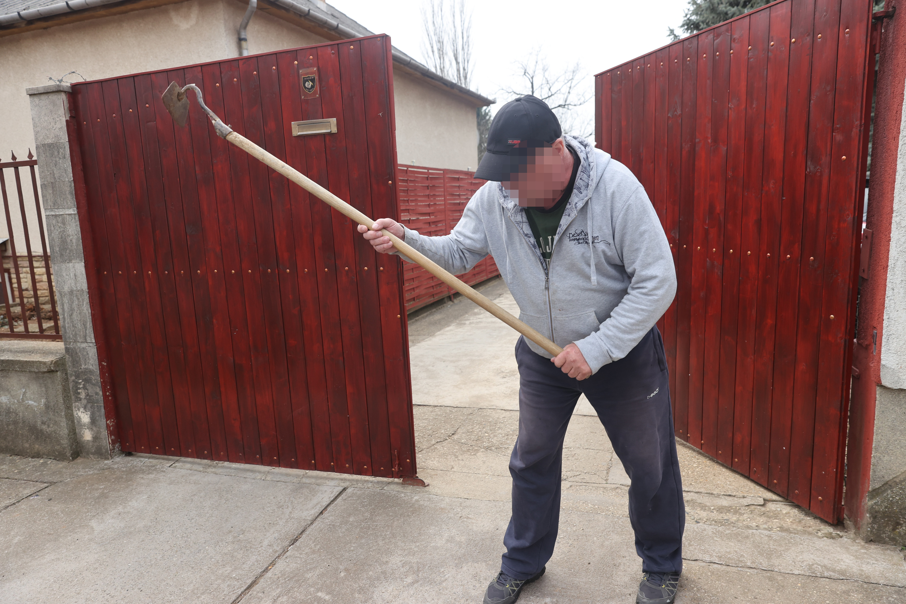 „A megbánás szikráját sem láttam rajta" – Elítélték a szomszédjaira kapával támadó Józsefet