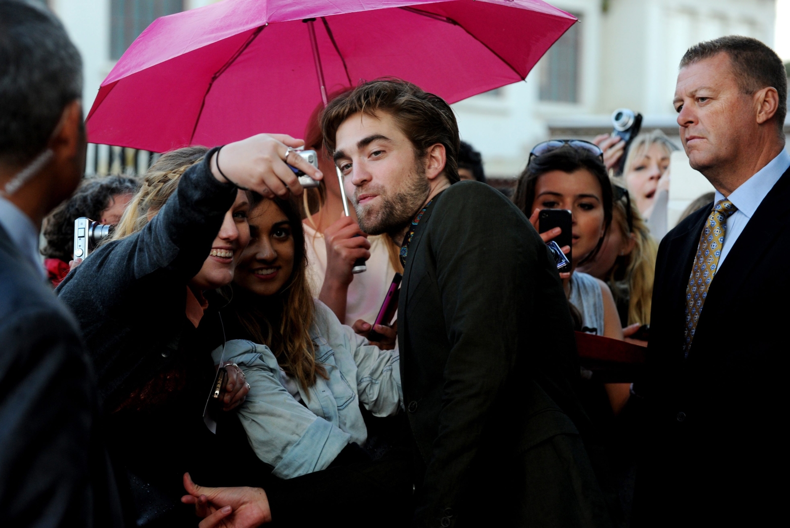 Od czasu skandalu związanego ze zdradą Kristen Stewart, fani zastanawiają się czy gwiazdorska para pojawi się razem na premierze. Póki co, do Australii i Nowej Zelandii Robert Pattinson poleciał sam...