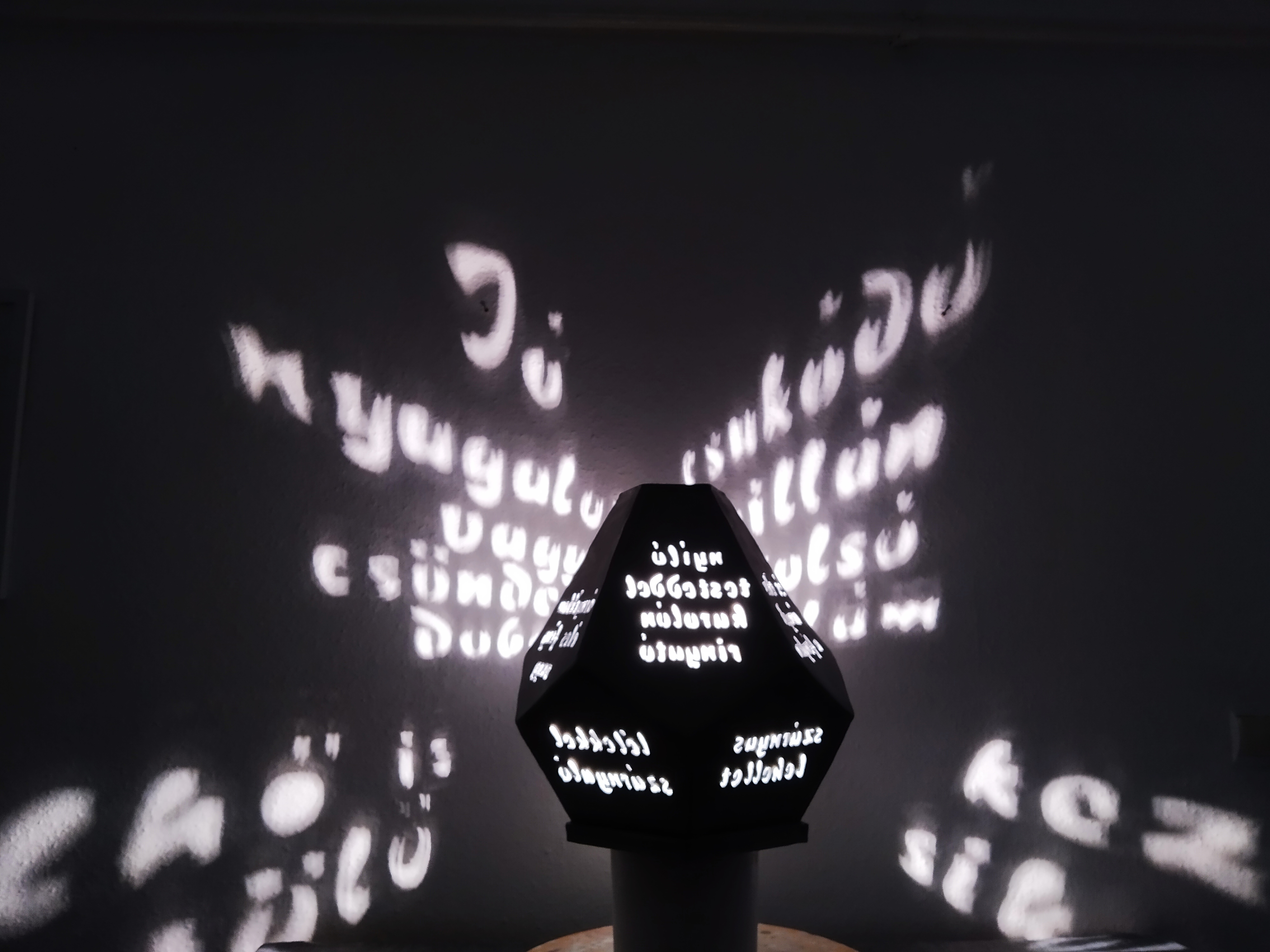 Varázslatos lámpát készített Viola Szandra költő és Váradi Andrea  keramikusművész - Blikk