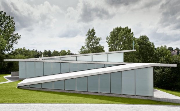Betonowy, lekko zagłębiony w terenie budynek ma - w założeniu architektów - sprzyjać modlitwie i wyciszeniu.