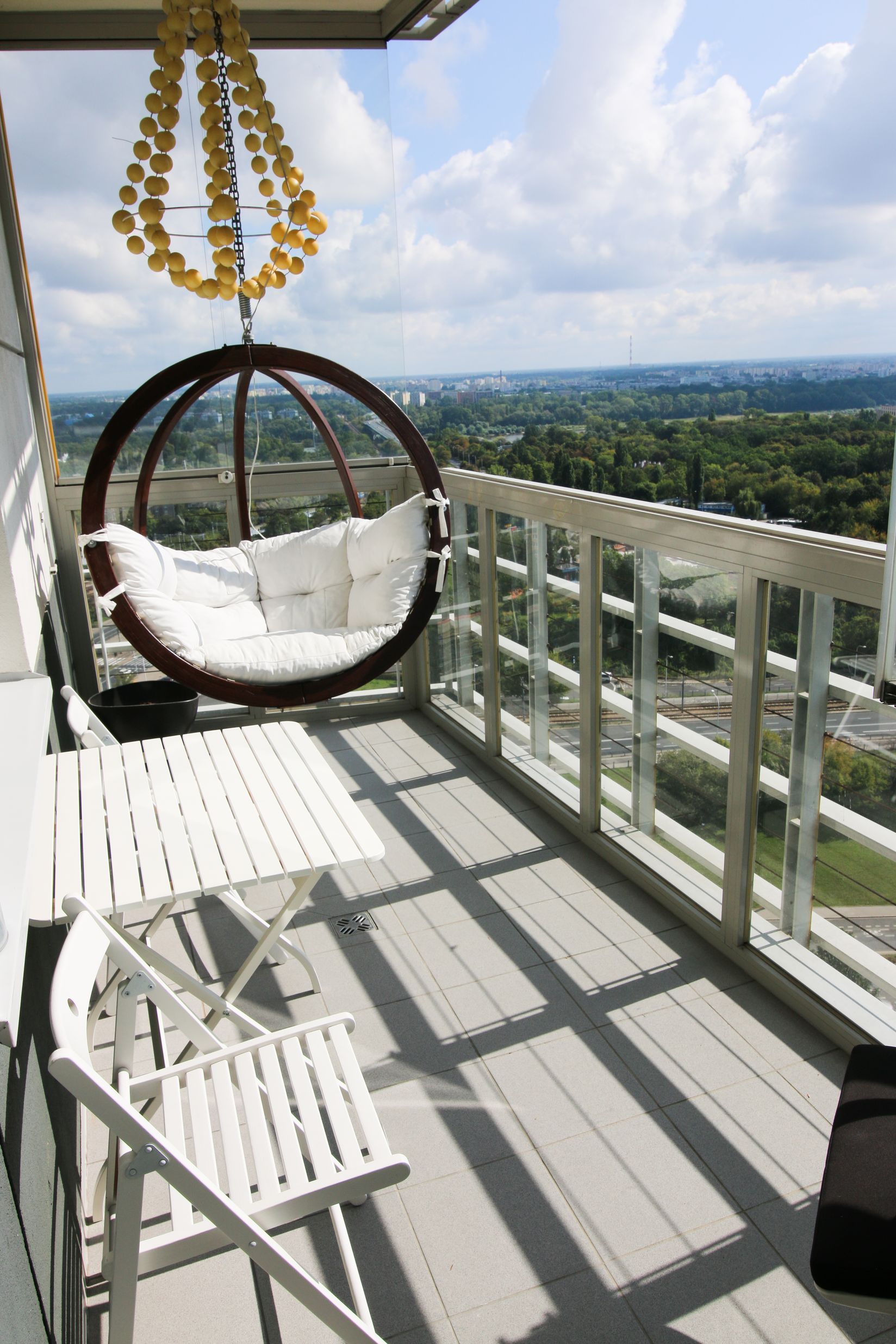 Mieszkanie Rafała Maślaka ma także duży balkon z okrągłą huśtawką.