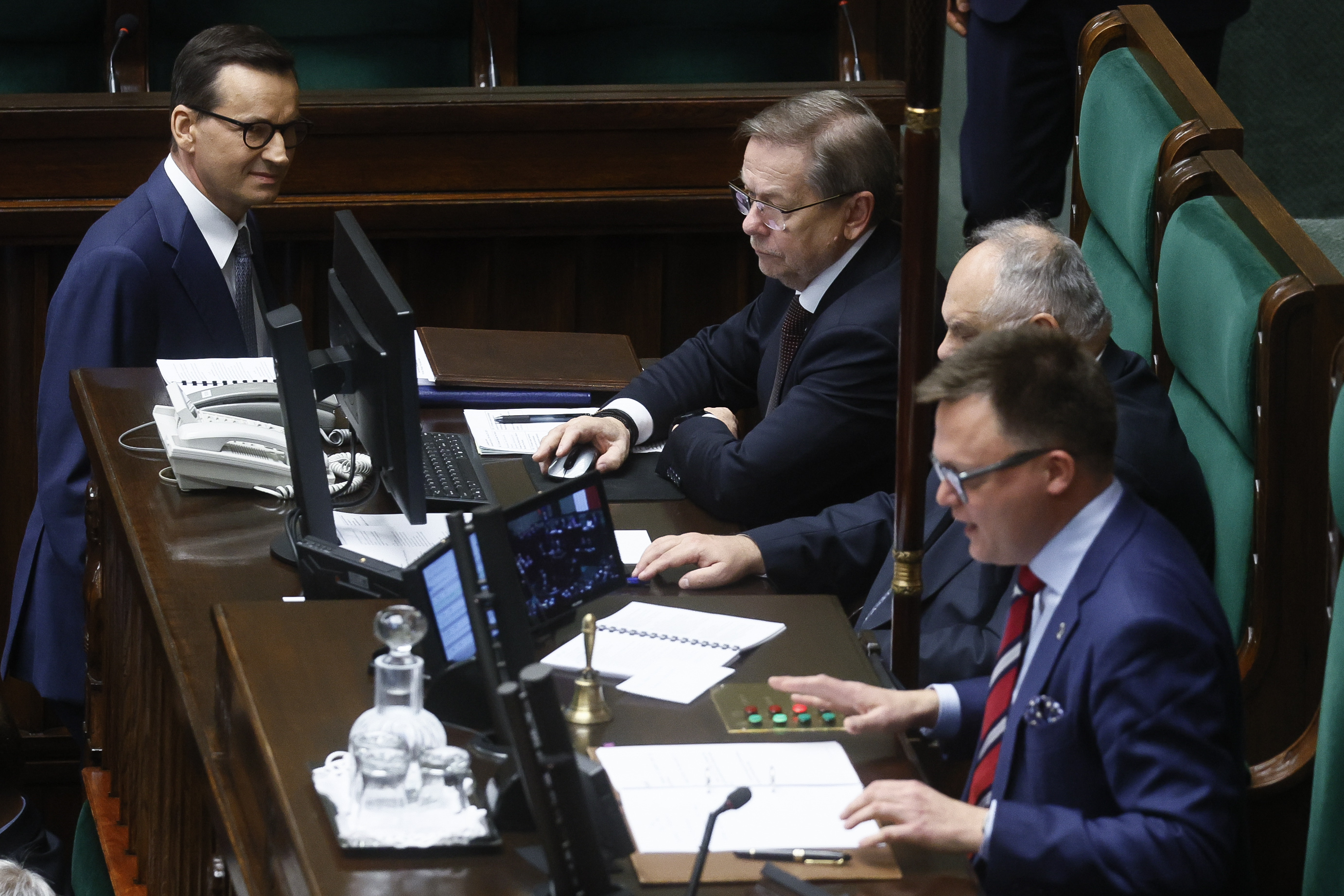 Mateusz Morawiecki i Szymon Hołownia w Sejmie.