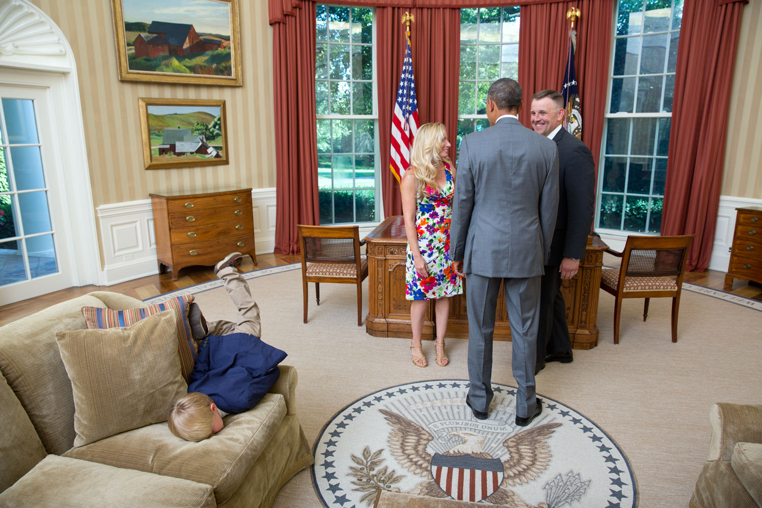 23 czerwca 2014 roku, Gabinet Owalny. Obama dziękuje wyjeżdżającemu z USA jego agentowi Secret Service oraz małżonce funkcjonariusza. Ich syn nie docenił jednak podniosłości tej chwili. Zmęczenie wzięło górę...