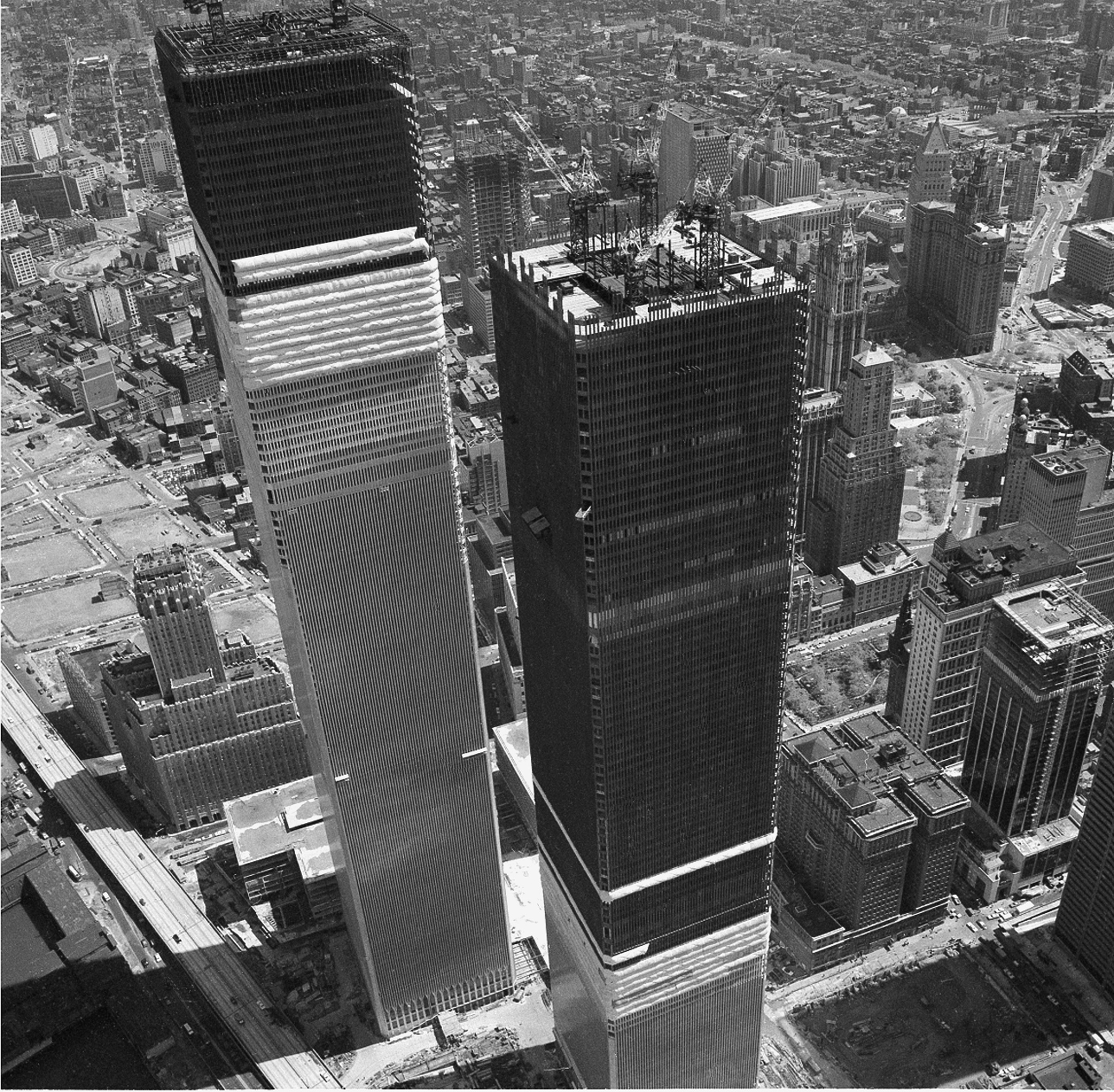 Oficjalne otwarcie kompleksu World Trade Center nastąpiło 4 kwietnia 1973 roku...