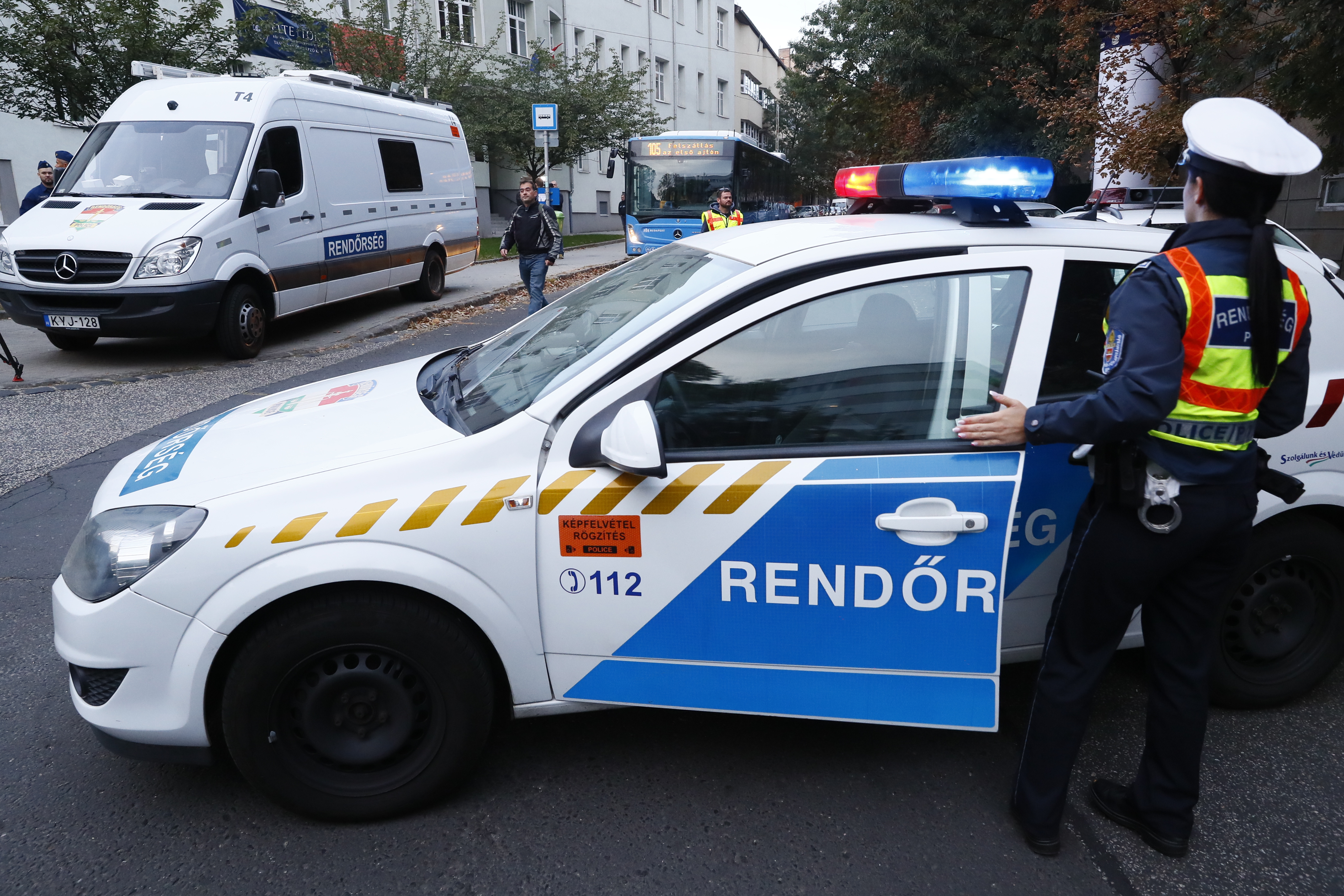 Zajlik a kiürítés a XII. kerületben - négyezer ember veszélyben - helyszíni fotókon az események